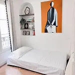 Eiffel Tower 6-Min Walk Charming Studio 3 Sleeper